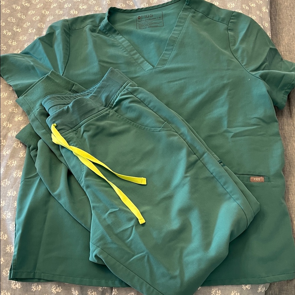 Figs cactus Scrub Set with Bright Yellow Accents